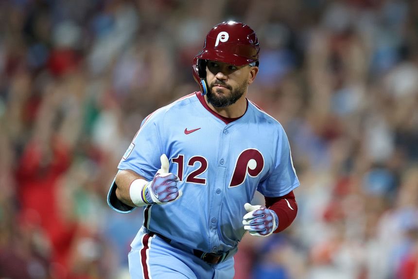 Schwarber Unleashes His Power: Two Home Runs (One of 455 Feet) Keep the Phillies Alive | De Último Minuto English