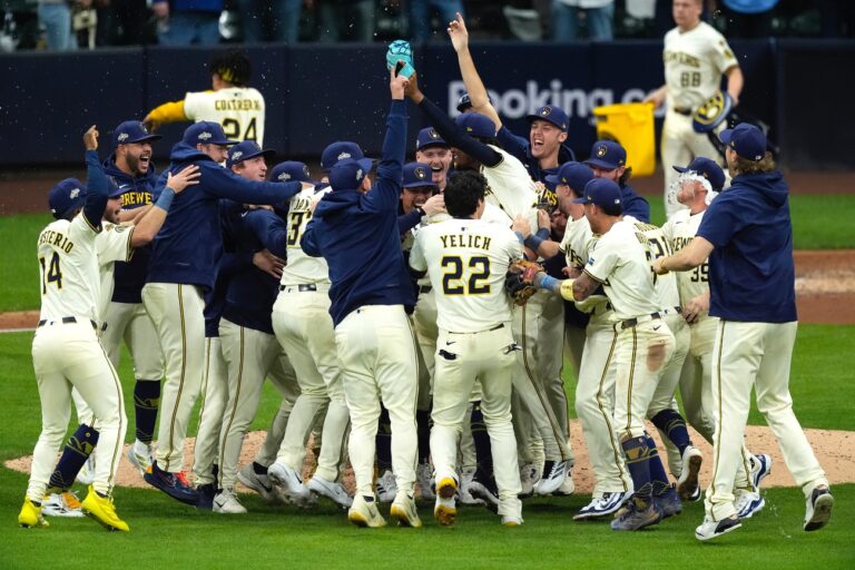 Brewers advance to the Championship Series after defeating the Cubs with a trio of solo home runs | De Último Minuto English
