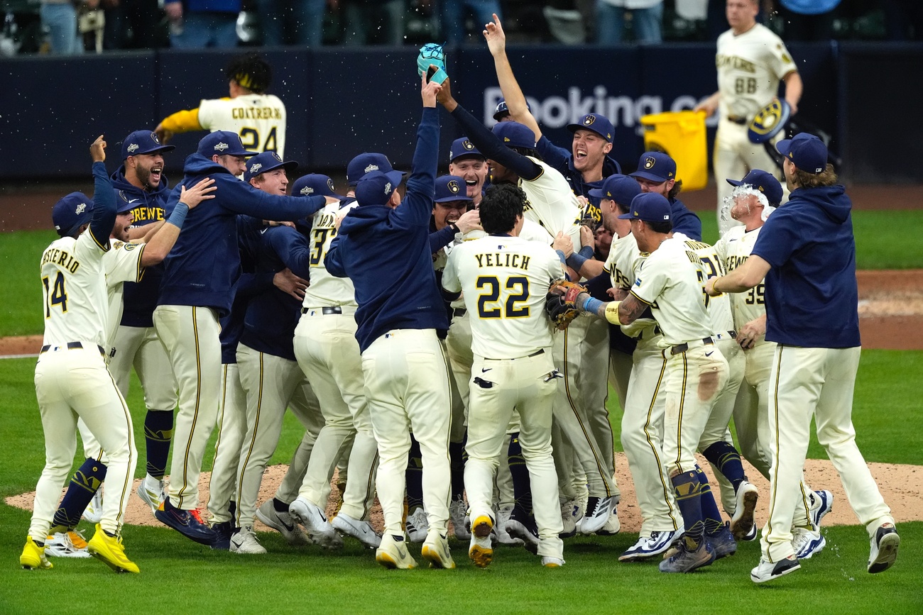 Brewers advance to the Championship Series after defeating the Cubs with a trio of solo home runs | De Último Minuto English
