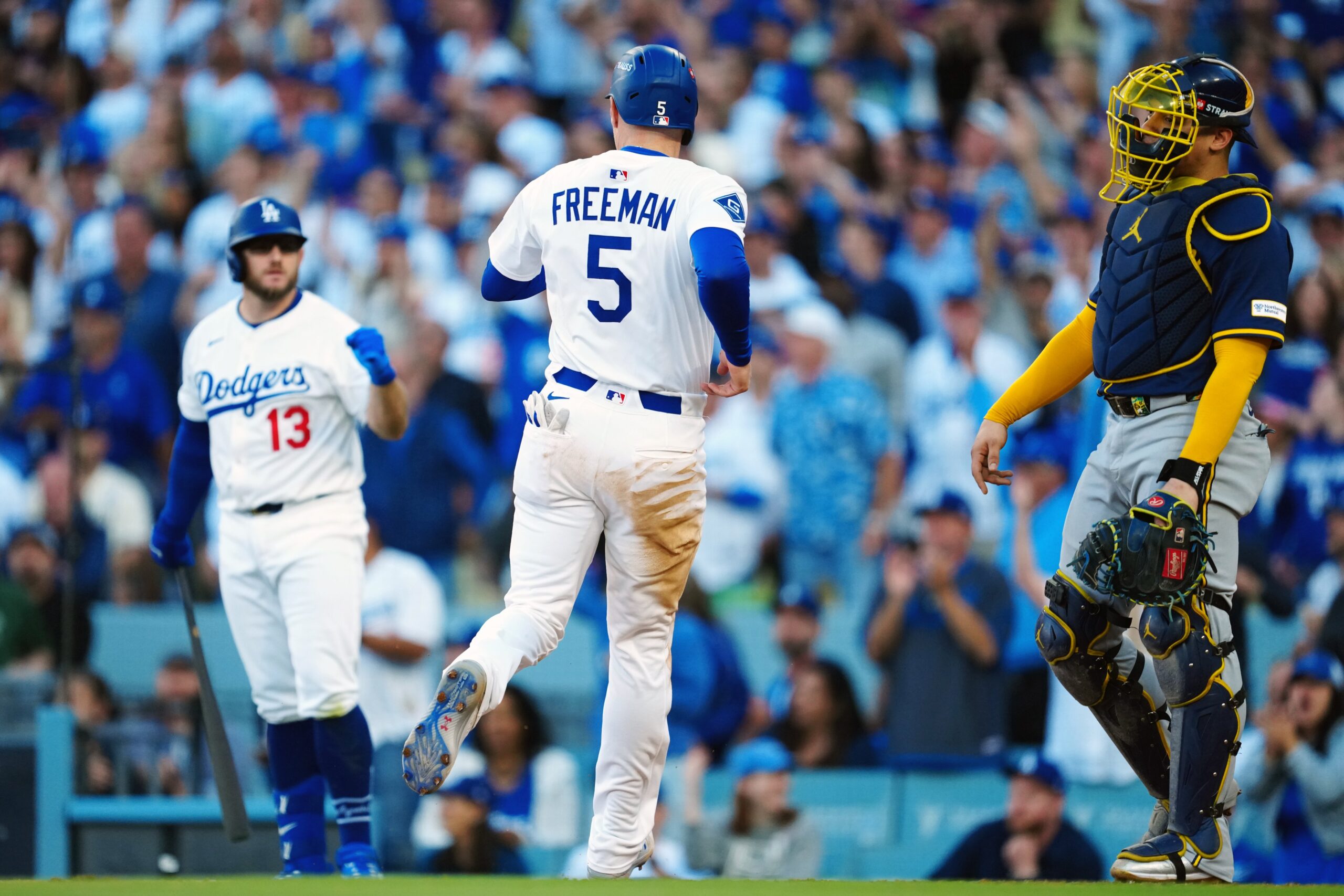 Dodgers one win away from returning to the World Series after defeating Brewers 3-1 | De Último Minuto English