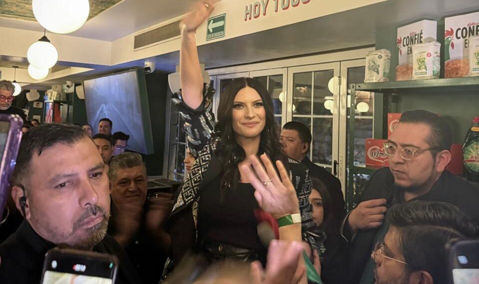 Laura Pausini shines in Mexico by appearing in "Sala de Despecho" | De Último Minuto English