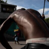 A Haitian man is injured after falling from a second floor during a migration operation. | De Último Minuto English