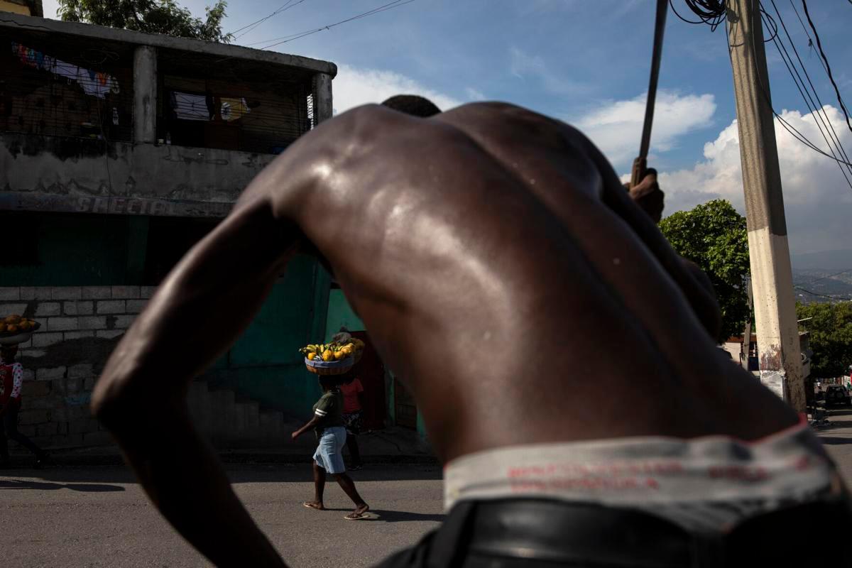 A Haitian man is injured after falling from a second floor during a migration operation. | De Último Minuto English