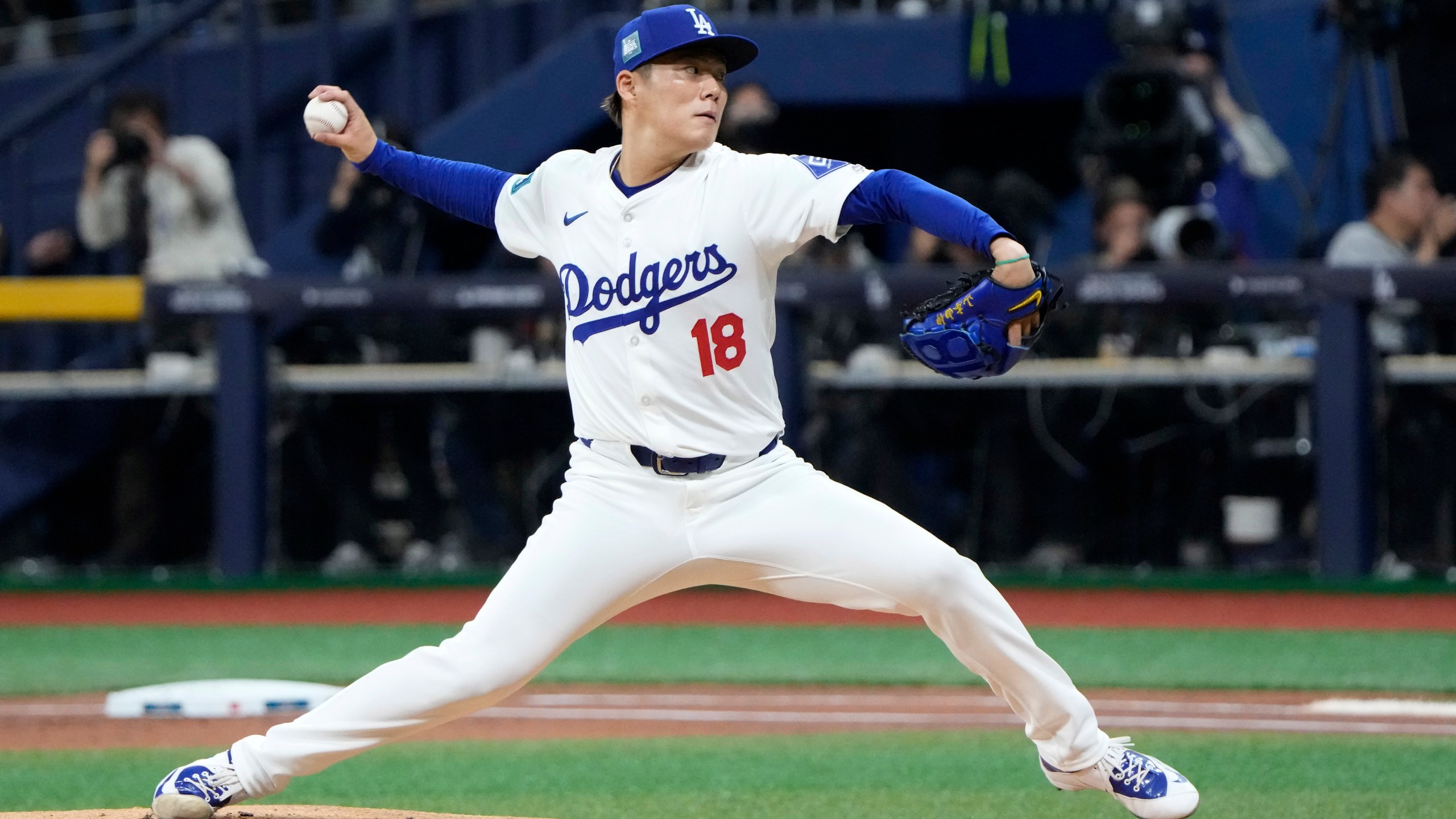 Yamamoto throws complete game as Dodgers take 2-0 lead in National League Championship Series | De Último Minuto English