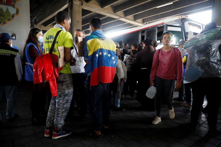 Venezuela receives 197 nationals, including four children, from the U.S. | De Último Minuto English