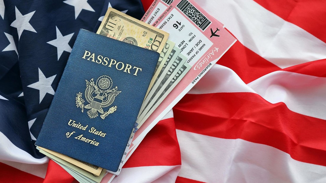 The U.S. passport suffers a historic fall and leaves the global 'top 10' for the first time | De Último Minuto English