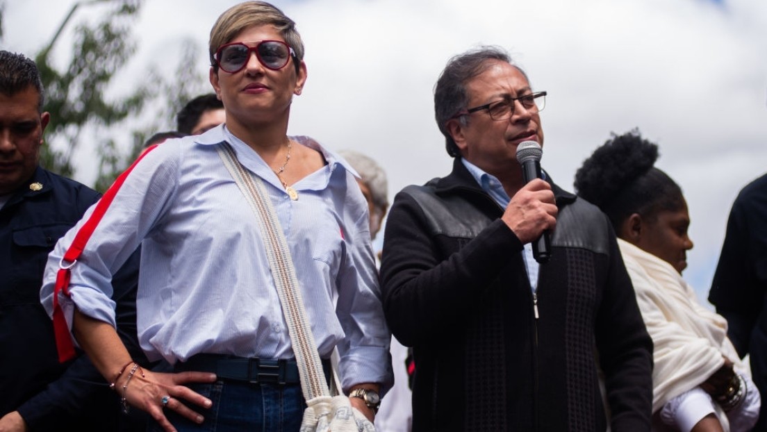 What do the US sanctions against Petro and his family imply? | De Último Minuto English