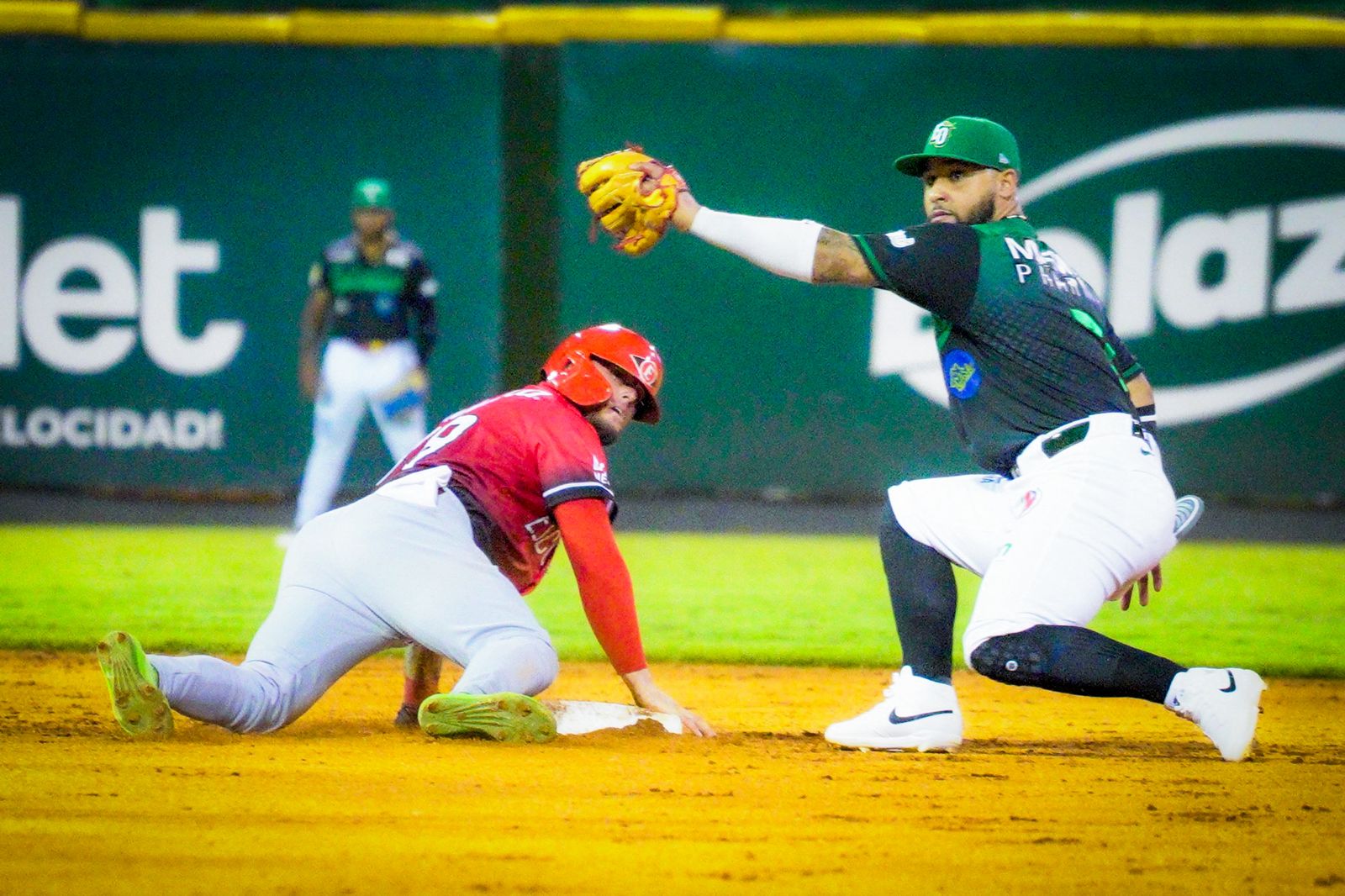 Estrellas Orientales maintain the undefeated co-triumph over the Leones del Escogido | De Último Minuto English
