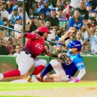 A wild pitch in the tenth inning gives Licey the inaugural victory against Escogido | De Último Minuto English