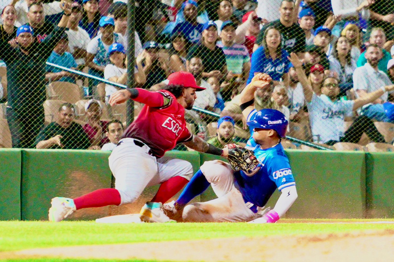 A wild pitch in the tenth inning gives Licey the inaugural victory against Escogido | De Último Minuto English