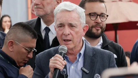 Uribe celebrates his acquittal and affirms that Justice is "above politics" | De Último Minuto English