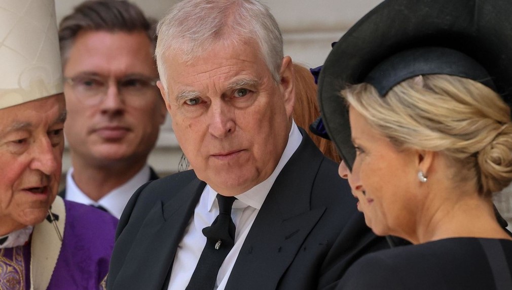 Prince Andrew renounces his royal titles over his links to Epstein | De Último Minuto English