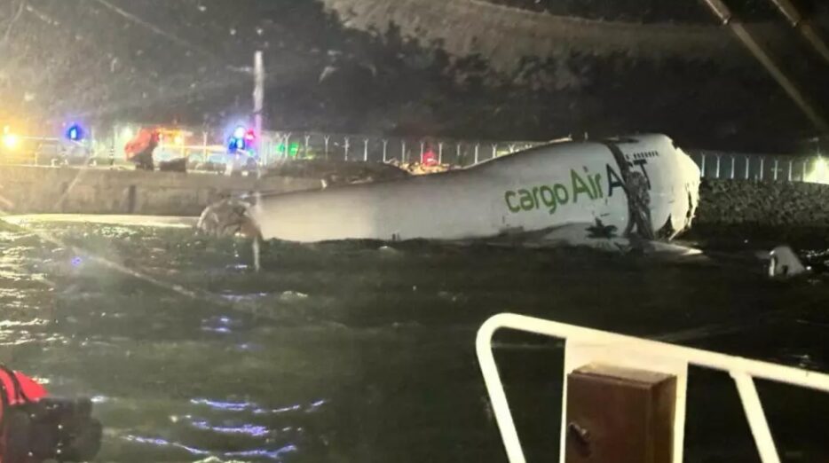 Two workers die after cargo plane accident at Hong Kong airport | De Último Minuto English