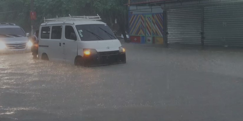 Chaos on Monumental Avenue due to flooding caused by storm Melissa | De Último Minuto English