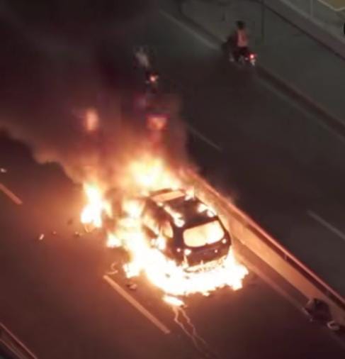 Vehicle catches fire on the Kennedy elevated highway with Abraham Lincoln in Santo Domingo | De Último Minuto English