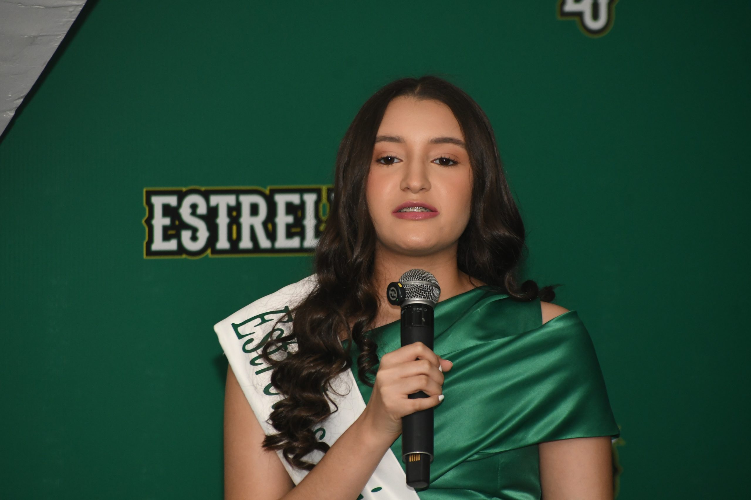 Jazmín Eileen Rodríguez de Peña will be the godmother of the Estrellas Orientales in the 2025-2026 season | De Último Minuto English