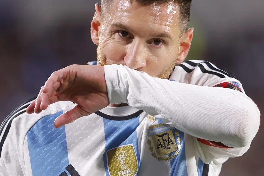 VIDEO: Lionel Messi returns to Argentina aboard private jet without greeting fans | De Último Minuto English