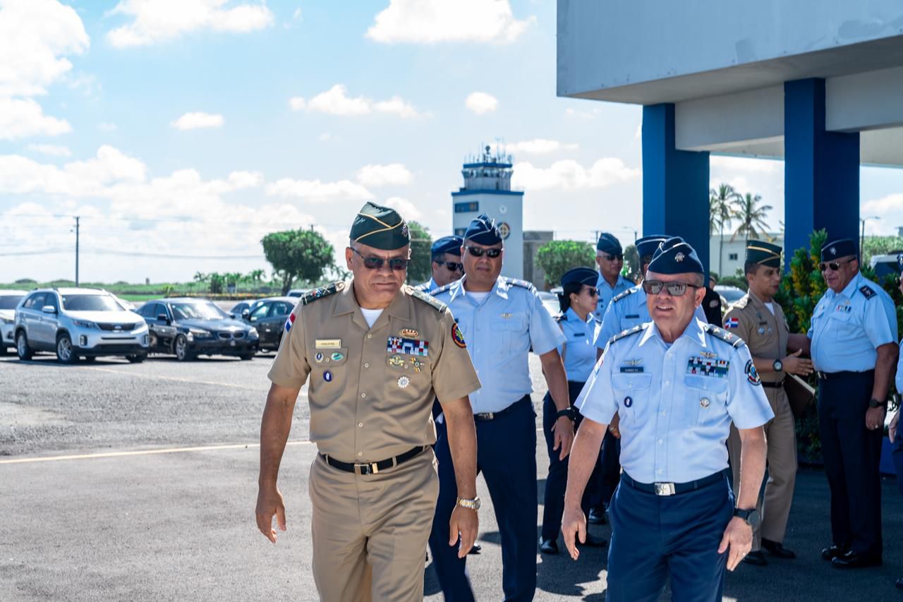 Defense Minister visits San Isidro Air Base and announces renovation works | De Último Minuto English