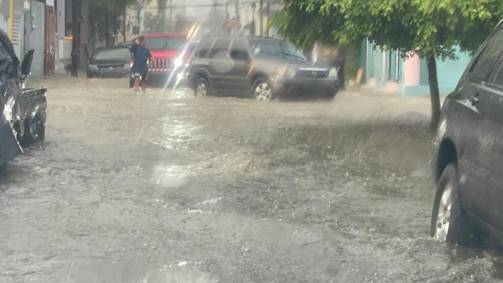 Torrential rains cause flooding in downtown streets of Santiago and revive citizen claims. | De Último Minuto English