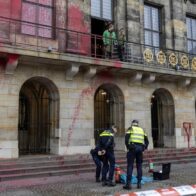 Vandalized the Royal Palace of Amsterdam with red paint and messages against Israel | De Último Minuto English