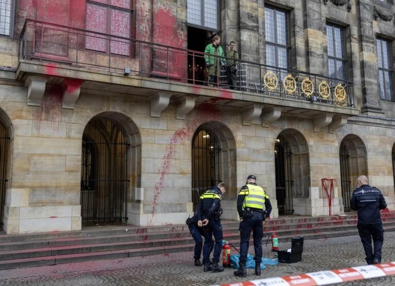 Vandalized the Royal Palace of Amsterdam with red paint and messages against Israel | De Último Minuto English