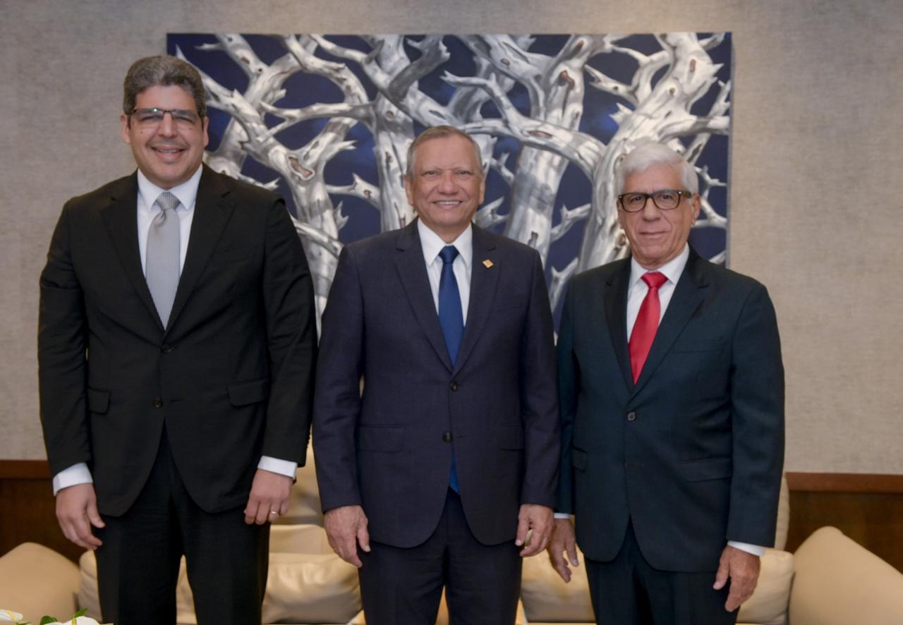 Leonardo Aguilera receives a visit from executives of the Cibao Association | De Último Minuto English