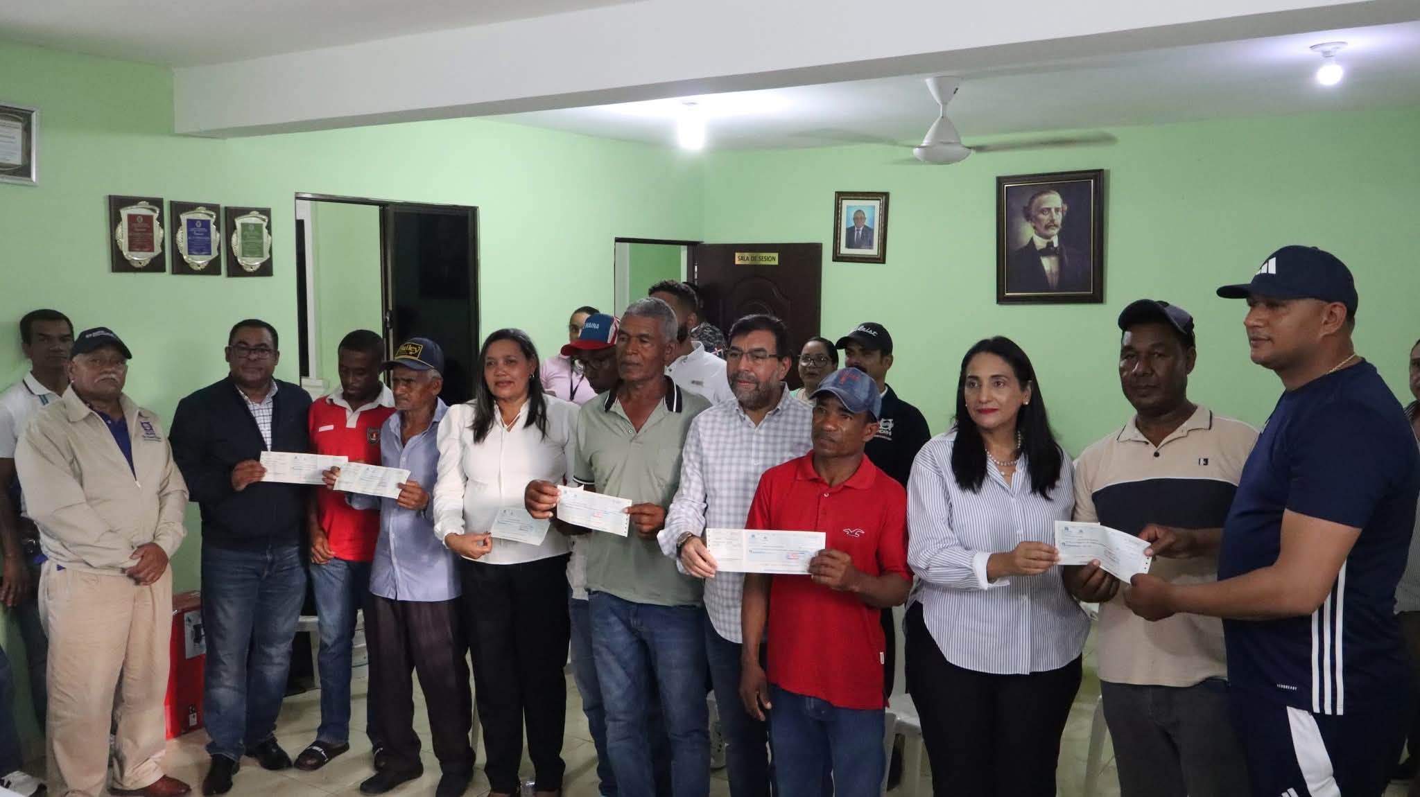 Government pays over RD$8 million in compensation to Azua farmers affected by Monte Grande Dam | De Último Minuto English