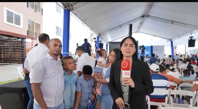 Bardilla-Frías family celebrates receiving their new home in Ciudad Real Ecológica: “A dream come true” | De Último Minuto English