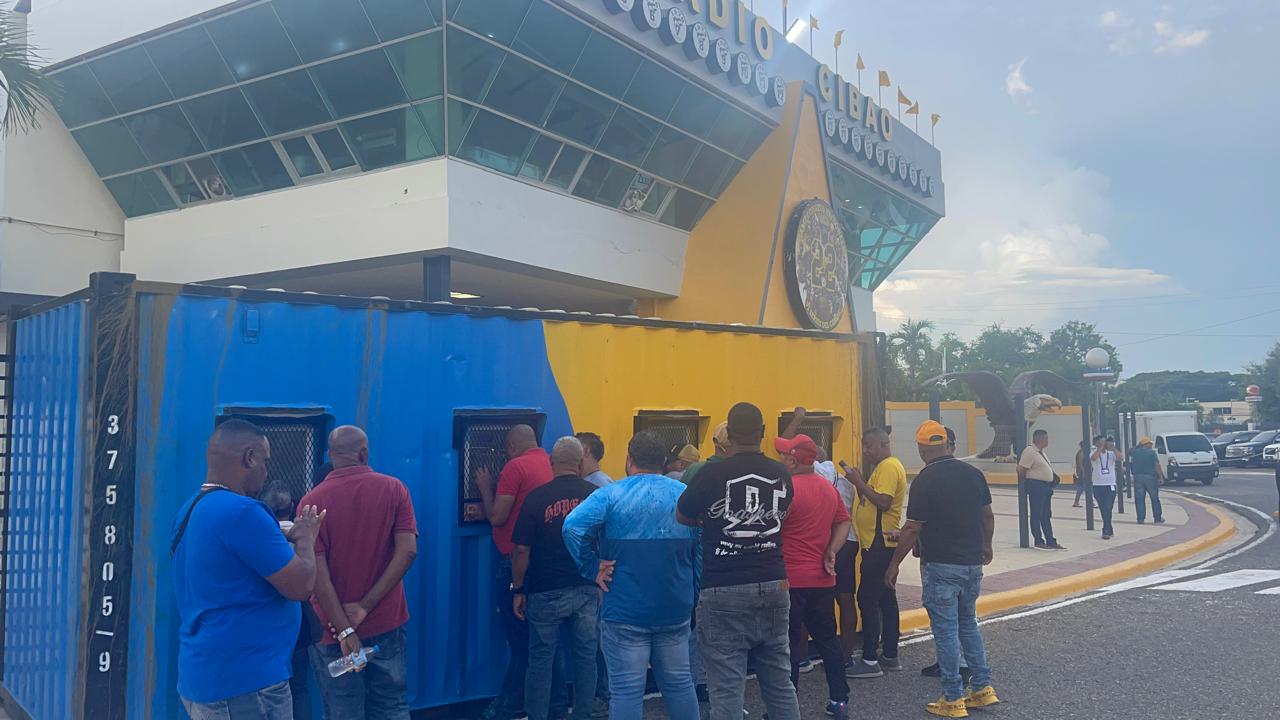 Fans fill the Cibao Stadium with the hope of a new Aguilucha crown | De Último Minuto English