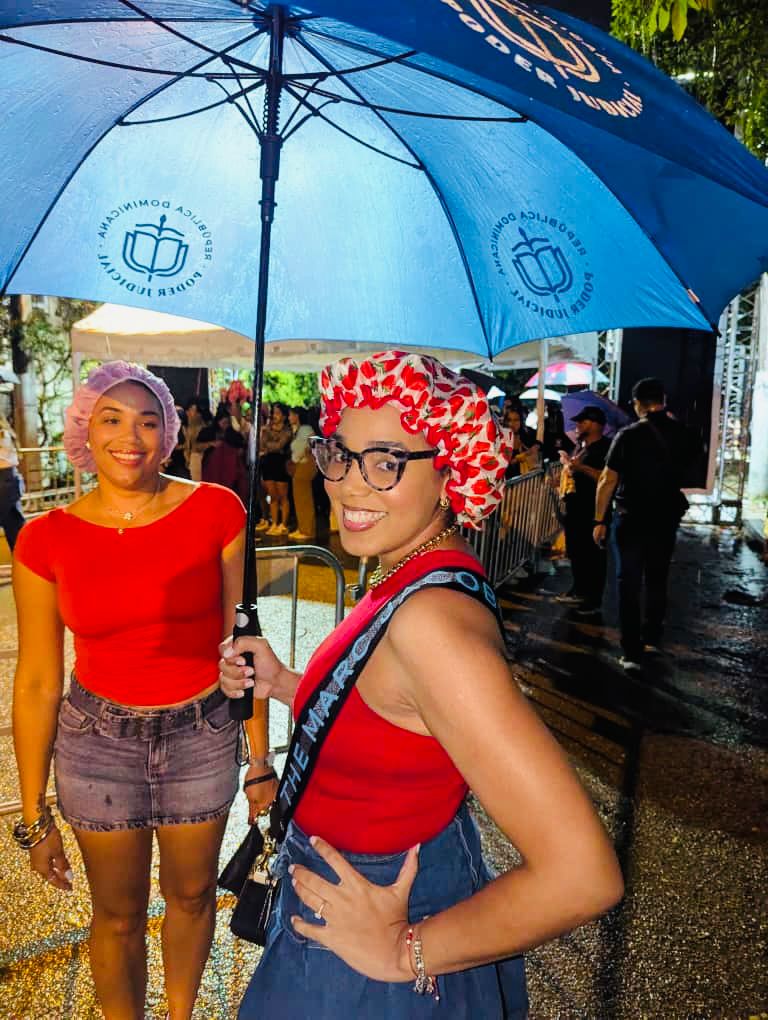 Erreway fans swapped flashy outfits for umbrellas and covers after heavy rains | De Último Minuto English
