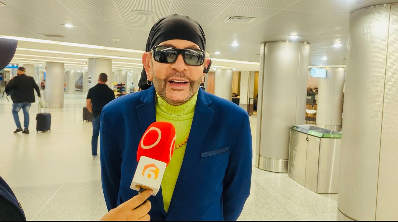 Amid the love and embraces of the public, Toño Rosario arrives in Miami for his performance at the Billboard | De Último Minuto English