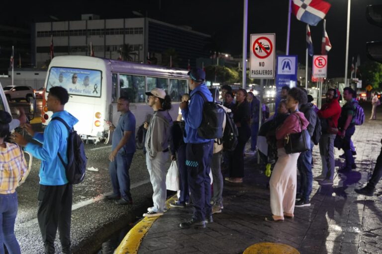 Long lines to board public transport amid the passage of tropical storm Melissa | De Último Minuto English