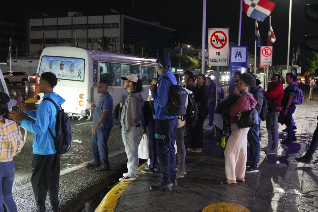 Long lines to board public transport amid the passage of tropical storm Melissa | De Último Minuto English