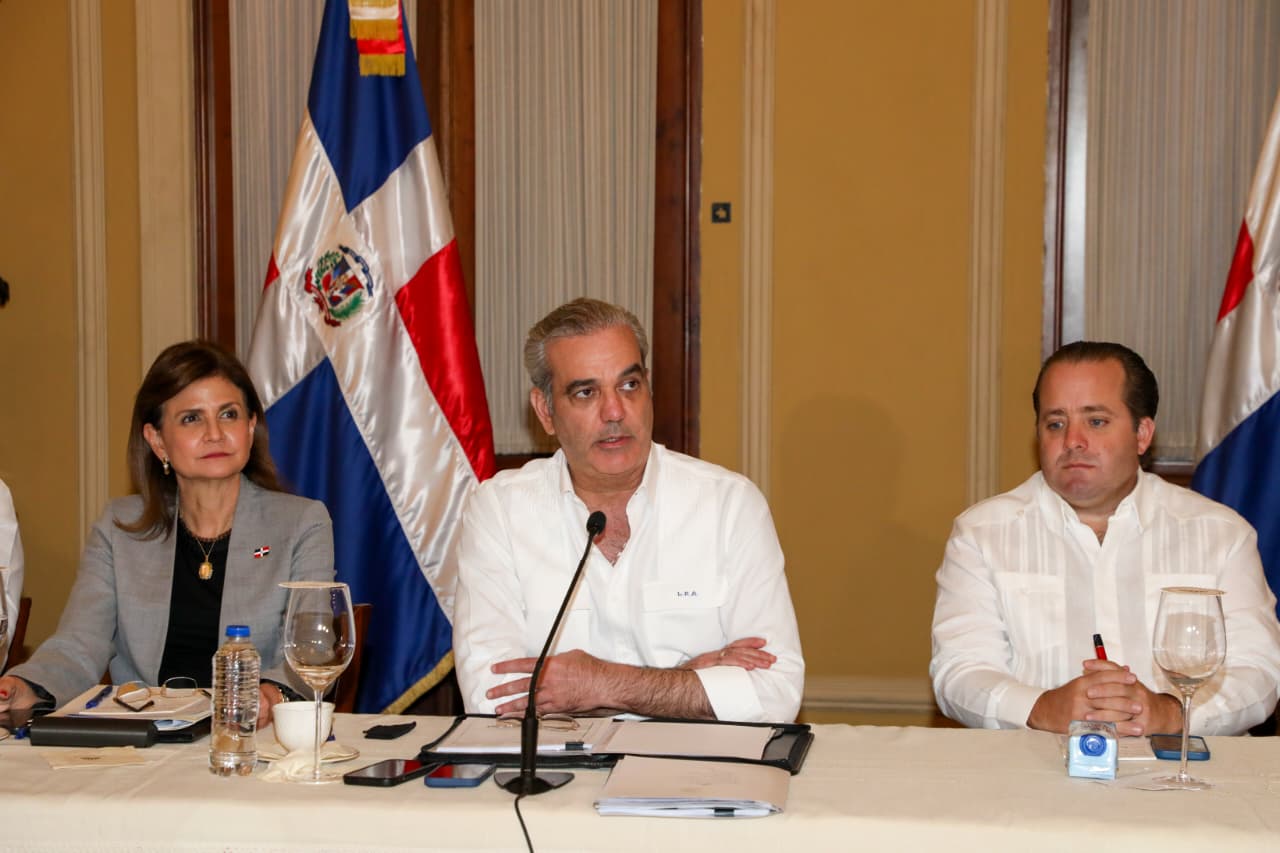 Abinader: "The most important thing is to save lives in the face of the passage of storm Melissa" | De Último Minuto English