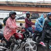 Motorcycle taxi drivers maintain service despite the rains due to storm Melissa | De Último Minuto English