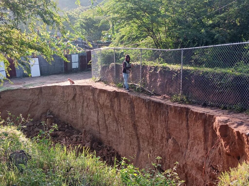 Street collapse due to rains leaves Santiago isolated | 2 | Street collapse due to rains leaves Santiago isolated | De Último Minuto English