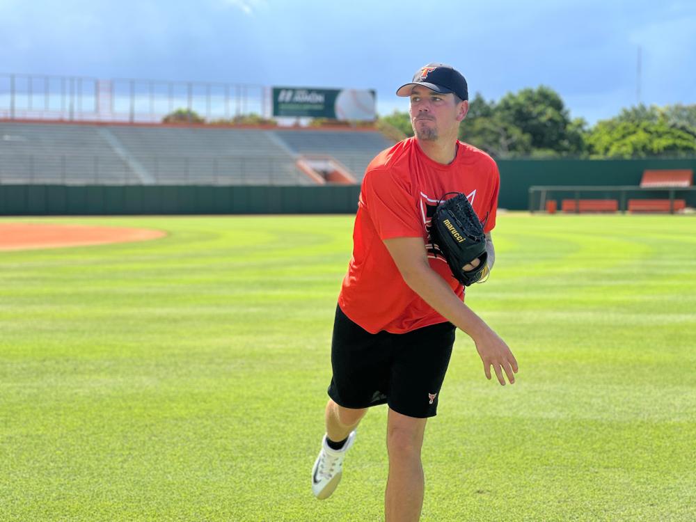 Toros del Este sign pitcher Aaron Brooks | De Último Minuto English