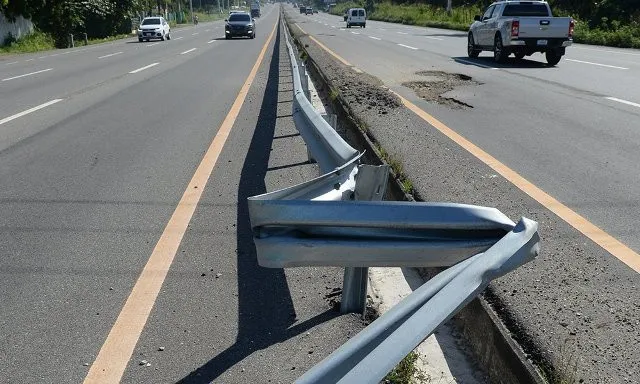 Bus overturns on the 6 de Noviembre highway after sliding due to rain | De Último Minuto English