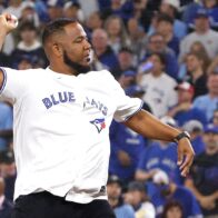 Edwin Encarnación throws the first pitch in Game 1 of the American League Championship Series | De Último Minuto English
