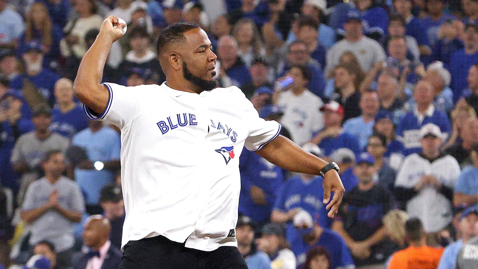 Edwin Encarnación throws the first pitch in Game 1 of the American League Championship Series | De Último Minuto English
