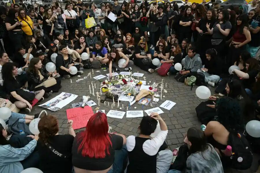 Liam Payne fans pay tribute in Buenos Aires after a year of his death | De Último Minuto English