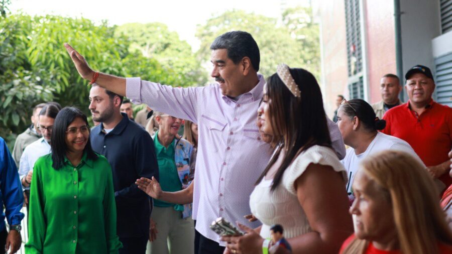 Maduro decrees non-working days of jubilation on October 19 and 20 for canonizations | De Último Minuto English
