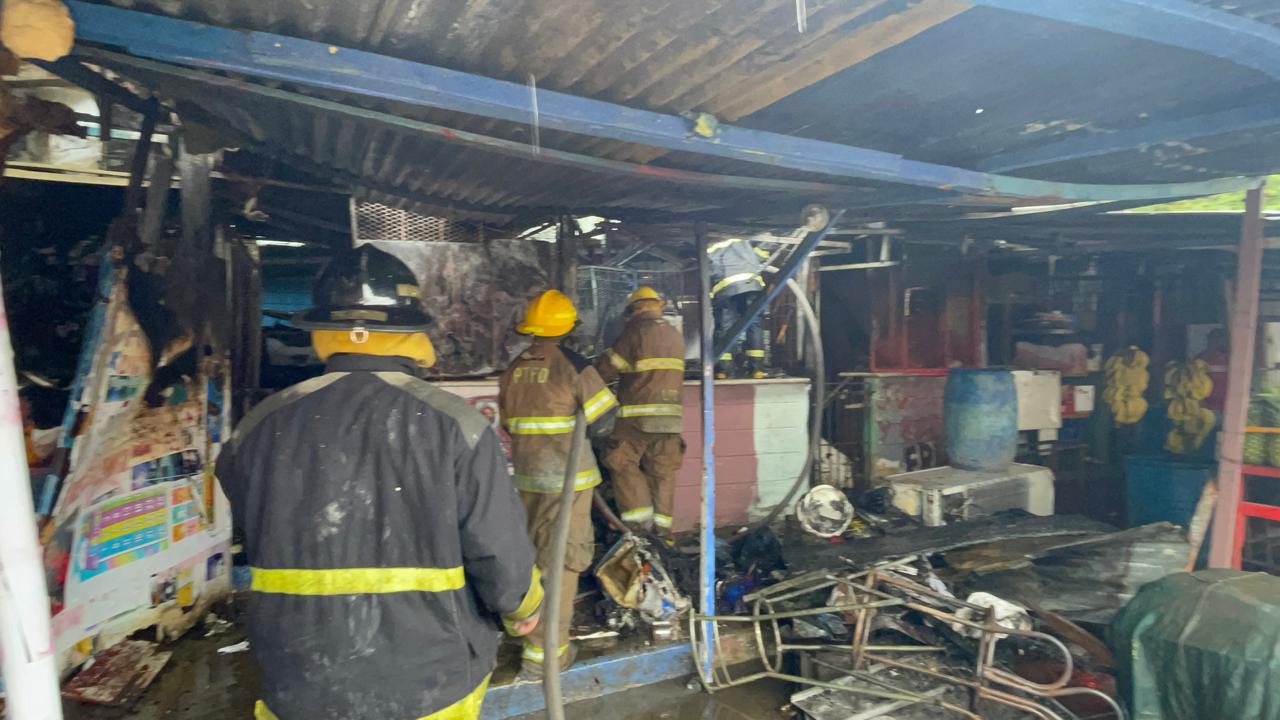 Fire destroys several fruit stalls and rooms in Santiago | De Último Minuto English