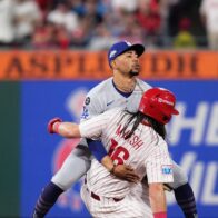 Dodgers prevail in Philadelphia and travel to Los Ángeles up 2-0 | De Último Minuto English