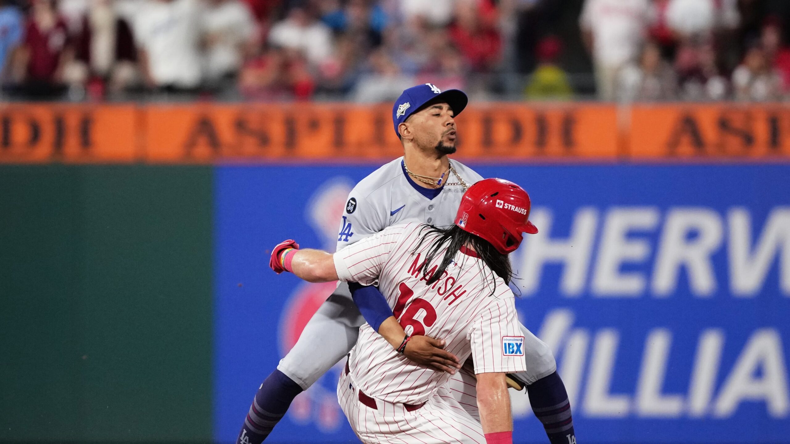 Dodgers prevail in Philadelphia and travel to Los Ángeles up 2-0 | De Último Minuto English