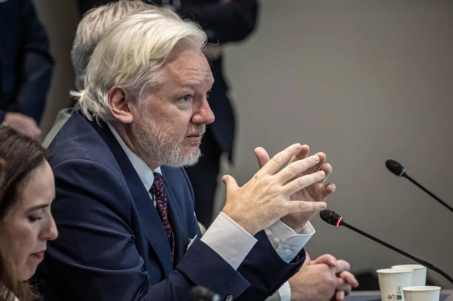 Trial opens in Spain against the accused of spying on Assange during his asylum in London | De Último Minuto English