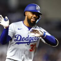 Teoscar Hernández imposes the longest active streak of hits in MLB playoffs | De Último Minuto English