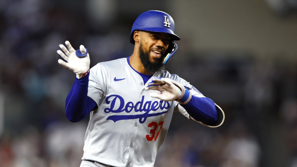Teoscar Hernández imposes the longest active streak of hits in MLB playoffs | De Último Minuto English
