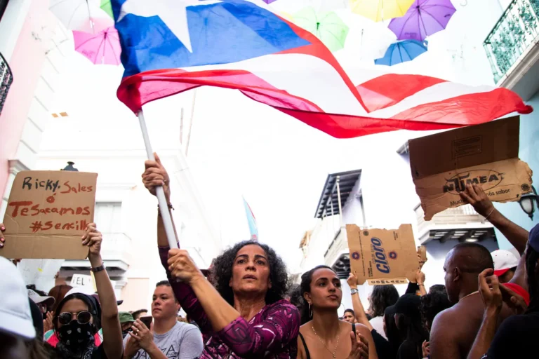 Puerto Rico joins protests against Trump's authoritarian policies | De Último Minuto English