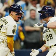 Brewers rout Cubs, will seek NLCS berth at Wrigley | De Último Minuto English